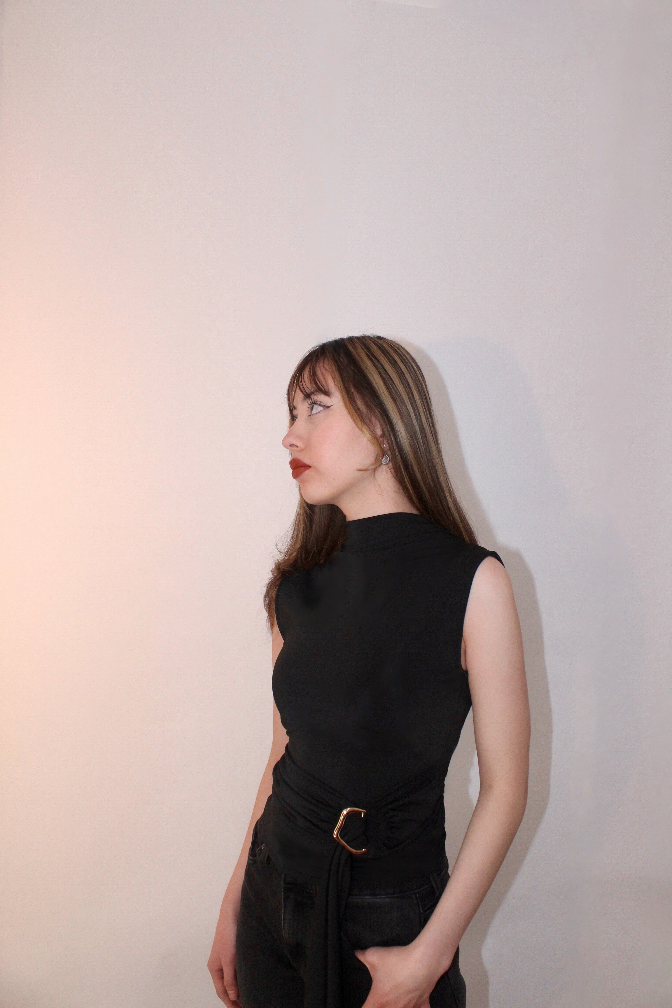 TOP DE CUELLO Y HEBILLA DORADA