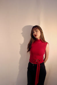 TOP DE CUELLO Y HEBILLA DORADA