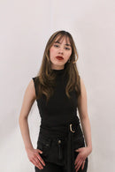 TOP DE CUELLO Y HEBILLA DORADA