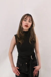 TOP DE CUELLO Y HEBILLA DORADA